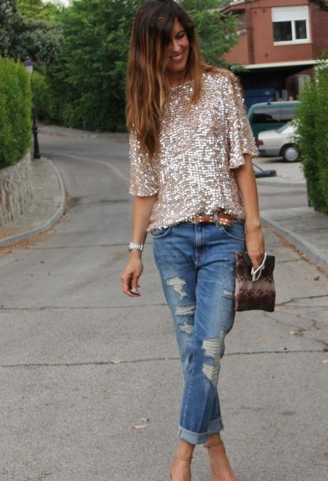 Boyfriend jeans combined with a sequined top and high-heels