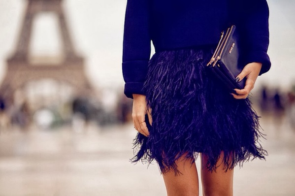 I love this total black outfit.With gold details and a mix of different textures (feather skirt+sweater),it's so sexy and classy at the same time.An important detail:the background...Paris... Photo by Victora Tørnegren